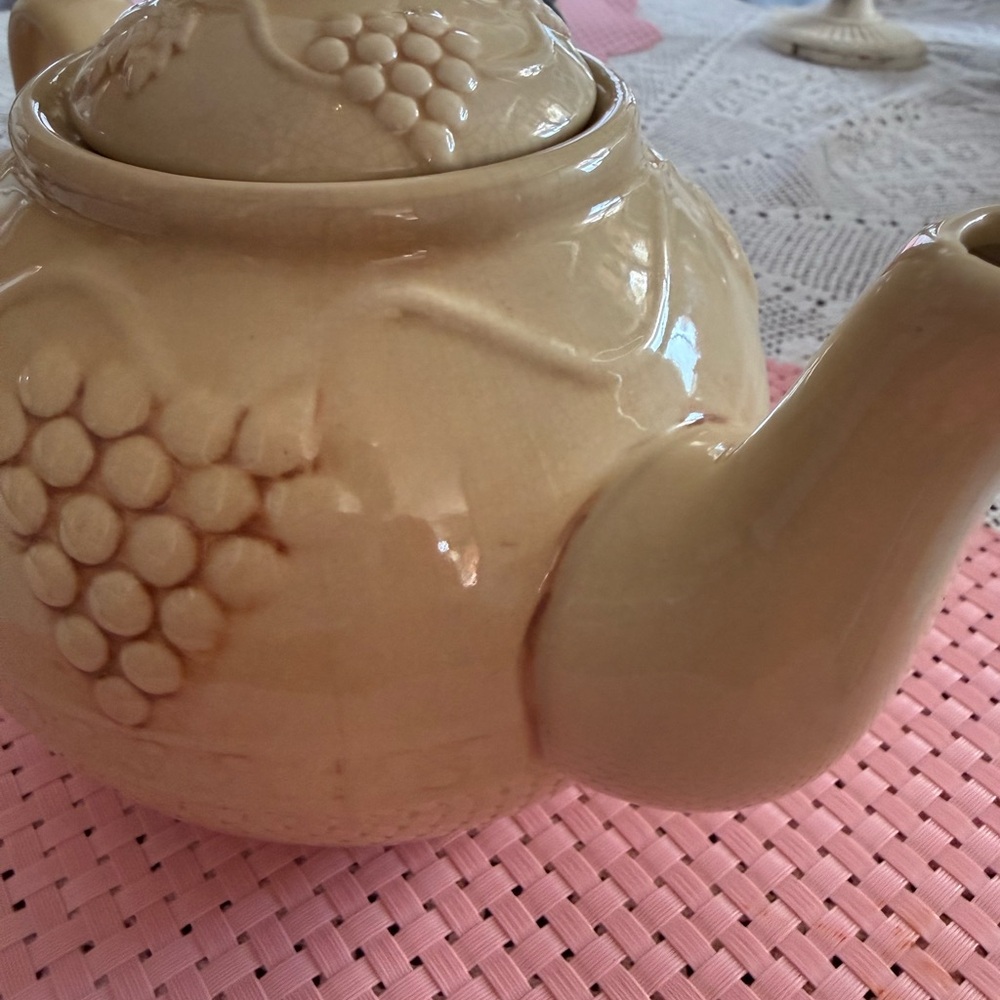 Vintage Strawberry Embossed Ceramic Teapot Pre-Owned Cottagecore - Picture 9 of 9